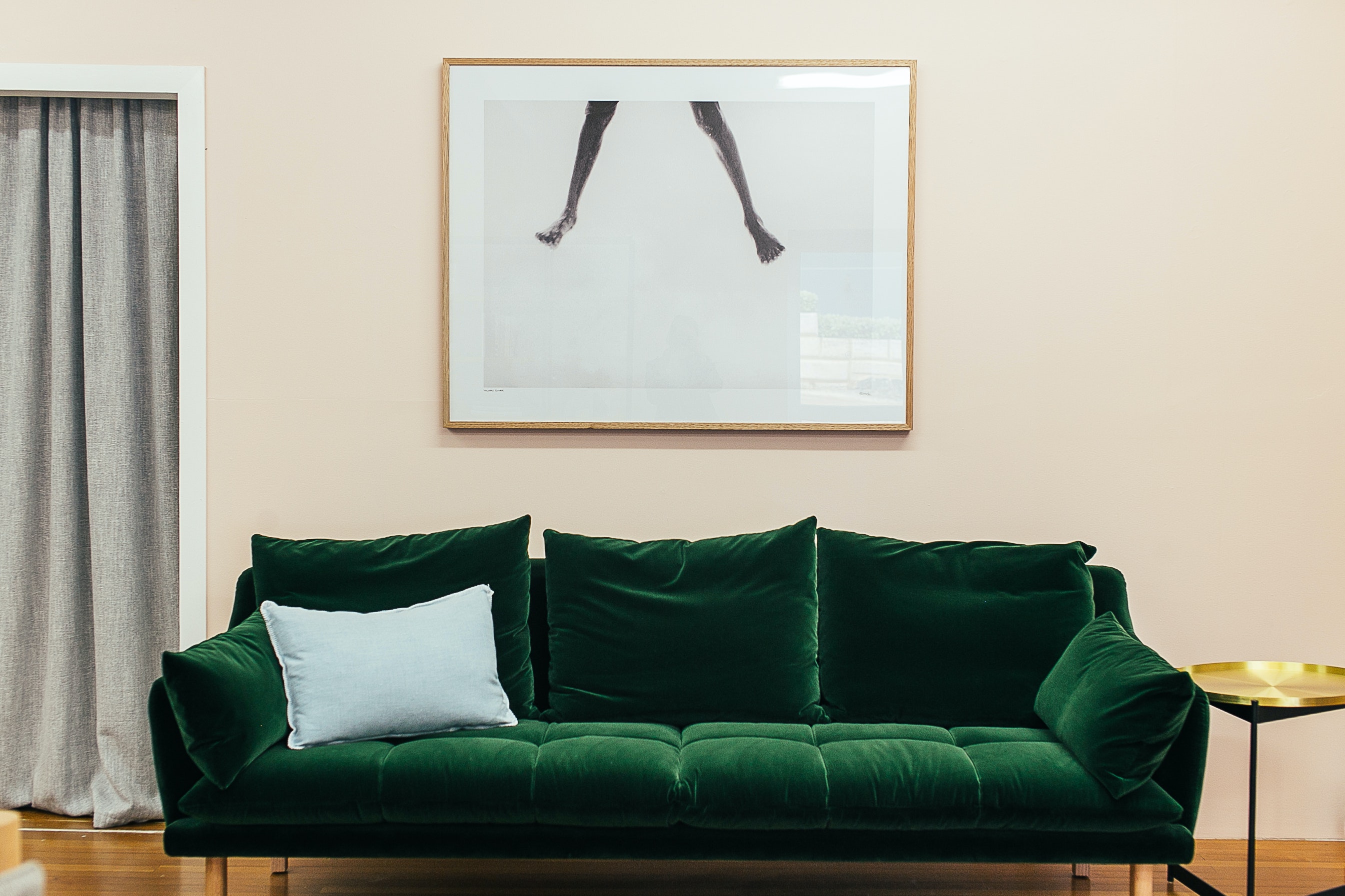緑のソファの写真